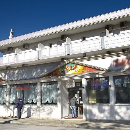 Hotel La Fenice Lignano Sabbiadoro Buitenkant foto
