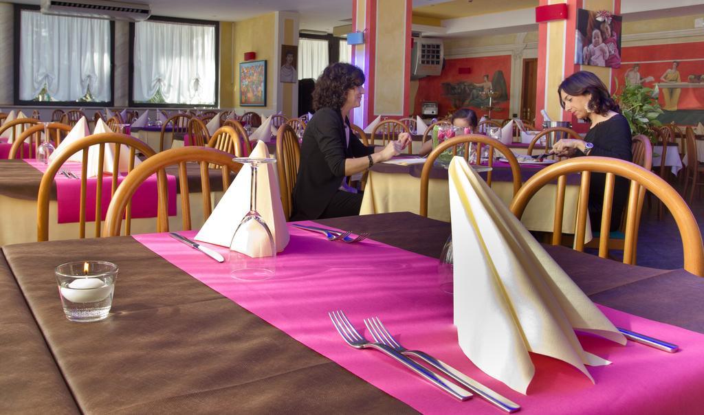 Hotel La Fenice Lignano Sabbiadoro Buitenkant foto